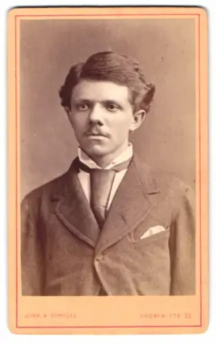 Fotografie Junk & Schultz, Berlin, Kronenstrasse 25, Porträt eines jungen Mannes