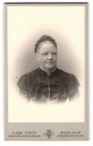 Fotografie Carl Tietz, Berlin, Leipziger-Str. 119/120, Porträt einer älteren Dame mit Brille