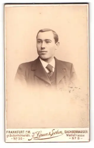 Fotografie Justus Laun & Sohn, Frankfurt am Main, Grosse Bockenheimerstrasse 30, Porträt eines jungen Mannes