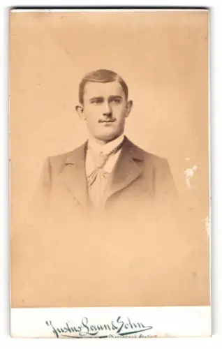 Fotografie Justus Laun & Sohn, Frankfurt am Main, Grosse Bockenheimerstrasse 30, Porträt eines jungen Mannes 1901