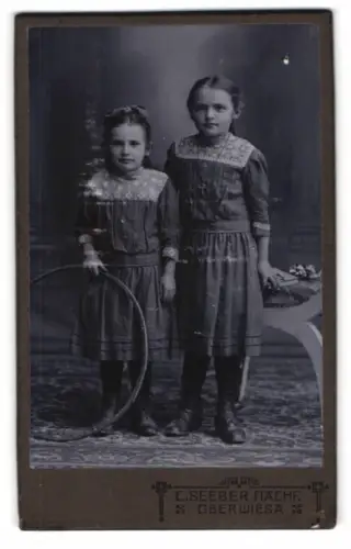 Fotografie C. Seeber Nachf., Oberwiesa, Zwei Mädchen mit Reifen