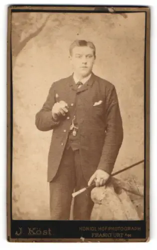 Fotografie J. Köst, Frankfurt am Main, Schäfergasse 17, Eleganter Herr mit Spazierstock