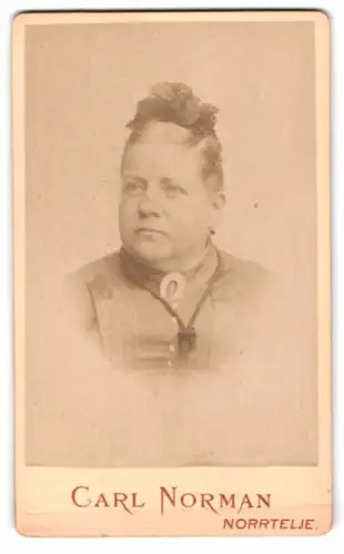 Fotografie Carl Norman, Norrtelje, Würdevolle Dame mit Blumenschmuck
