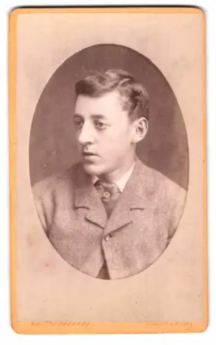 Fotografie W. Smith, Leeds, New Briggate 14, Porträt eines jungen Mannes