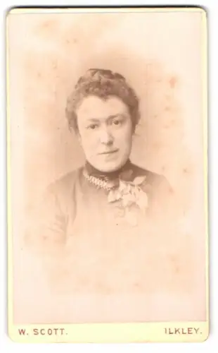 Fotografie W. Scott, Ilkley, Porträt einer Dame