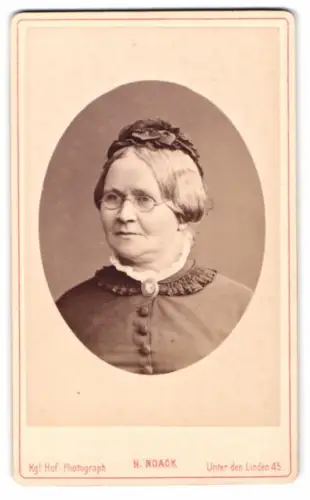 Fotografie H. Noack, Berlin, Unter den Linden 45, Portrait einer älteren Dame