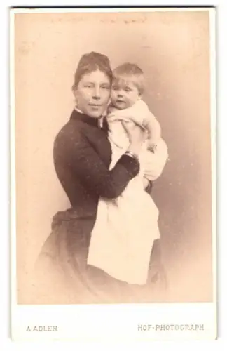 Fotografie A. Adler, Dresden, Victoriastrasse 21, Mutter mit ihrem Kind