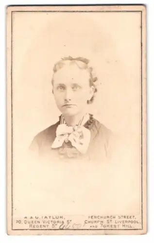 Fotografie A. & G. Taylor, London, Fenchurch Street 129, Porträt einer Dame