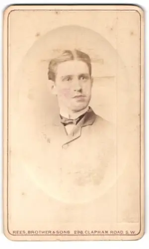 Fotografie Rees Brother & Sons, London, Clapham Road 298, Porträt eines jungen Mannes