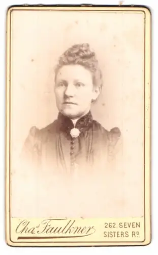 Fotografie Cha. Faulkner, Finsbury Park, Seven Sisters Rd 262, Porträt einer Frau