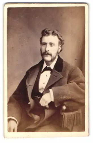 Fotografie W.H. Prestwich, London, City Road 155, Porträt eines Mannes