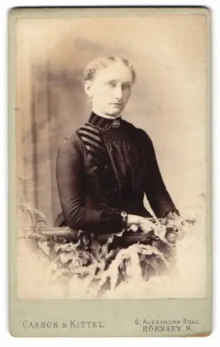 Fotografie Casbon & Kittel, Hornsey, 6 Alexandra Road, Porträt einer Frau