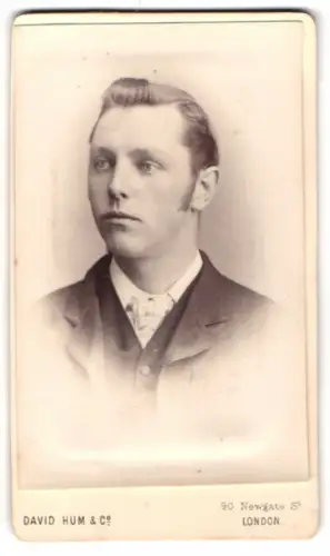 Fotografie David Hum & Co, London, Newgate Street 90, Porträt eines jungen Mannes