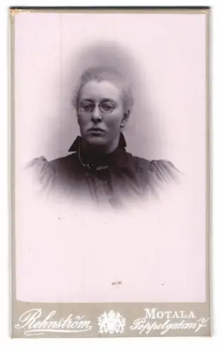 Fotografie Rehnström, Motala, Poppelgatan 7, Porträt einer Frau mit Brille