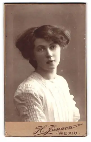 Fotografie H. Jönson, Wexiö, Kronobergsgatan 4, Porträt einer jungen Frau