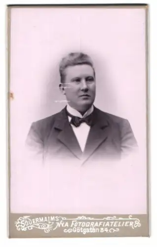 Fotografie Söderalms Nya Fotografiatelier, Stockholm, Götgatan 34, Porträt eines Mannes