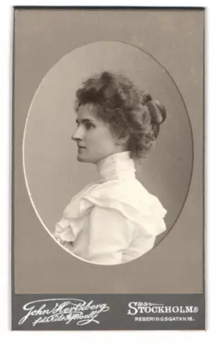 Fotografie John Hertzberg, Stockholm, Regeringsgatan 18, Profil einer jungen Frau