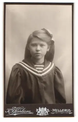 Fotografie K. Karlsson, Mellerud, Junges Mädchen in Matrosenkleidung