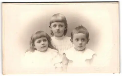Fotografie Betty Larson, Wexiö, Sandgärdsgatan 24, Kinderporträt mit drei Geschwistern
