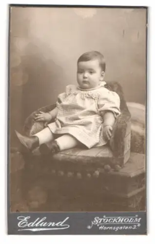 Fotografie Mauritz Edlund, Stockholm, Hornsgatan 3, Baby auf Sessel