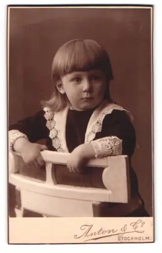 Fotografie Anton & Co., Stockholm, Drottninggatan 23, Porträt eines Kindes