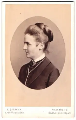 Fotografie E. Bieber, Hamburg, Neuer Jungfernstieg 20, Profilportrait einer Dame