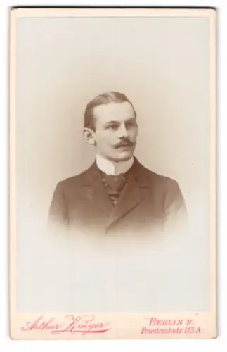 Fotografie Arthur Krüger, Berlin, Friedrichstr. 113A, Porträt eines eleganten Herrn