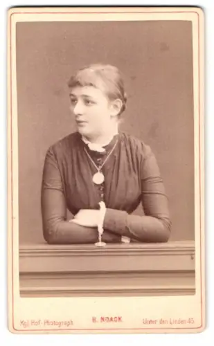 Fotografie H. Noack, Berlin, Unter den Linden 45, Porträt einer jungen Frau