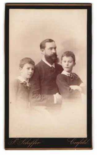 Fotografie P. Schiffer, Crefeld, Neue Linnerstrasse 74, Porträt eines Mannes mit seinen zwei Jungen