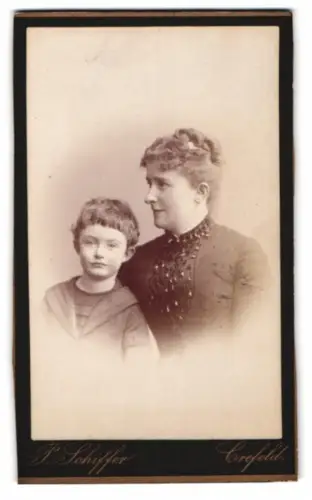 Fotografie P. Schiffer, Crefeld, Neue Linnerstrasse 74, Porträt einer Frau mit Kind