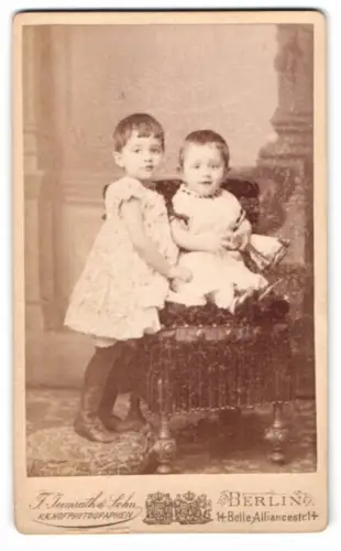 Fotografie F. Jamrath & Sohn, Berlin, Belle-Alliance-Str. 14, Zwei kleine Kinder auf einem Stuhl