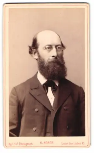 Fotografie H. Noack, Berlin, Unter den Linden 45, Porträt eines Mannes mit Brille und Bart