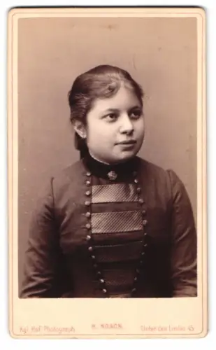 Fotografie H. Noack, Berlin, Unter den Linden 45, Porträt eines Mädchen in dunkler Kleidung