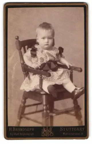 Fotografie H. Brandseph, Stuttgart, Marienstrasse 36, Kleinkind auf Stuhl