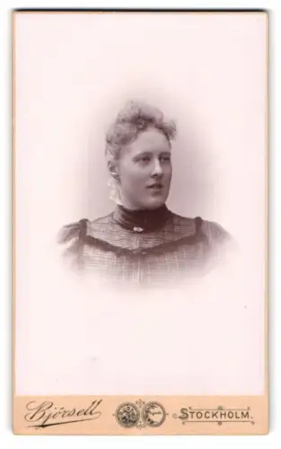 Fotografie Björsell, Stockholm, Regeringsg 18, Frauenporträt in traditioneller Kleidung