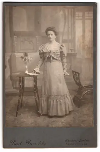 Fotografie Paul Purschke, Rixdorf, Richardstr. 116, Frau in elegantem Kleid