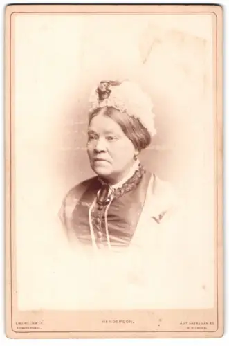 Fotografie Henderson, London, King William St 49, Porträt einer älteren Dame mit Haube