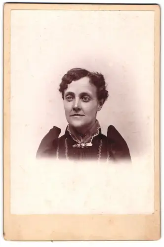 Fotografie unbekannter Fotograf und Ort, Porträt einer Dame