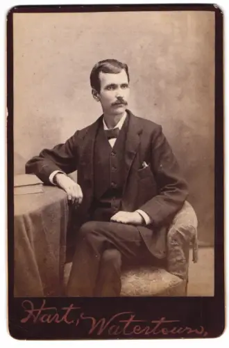 Fotografie Hart, Watertown, Eleganter Herr im Anzug