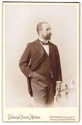 Fotografie Vereinigte Portrait-Ateliers, Nürnberg, Königstr. 3, Eleganter Herr im Anzug