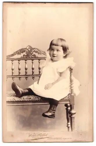 Fotografie Wilh. Pöllot, Darmstadt, Hügelstrasse 59, Kind auf kunstvoller Bank
