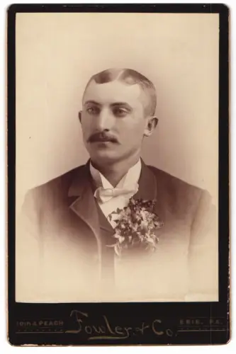 Fotografie Fowler & Co., Erie /Pa., 10th & Peach, Porträt eines eleganten Herrn