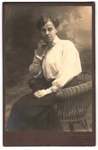 Fotografie H. J. Meisner, Hamburg, Steindamm 8, Damenporträt in elegantem Sessel