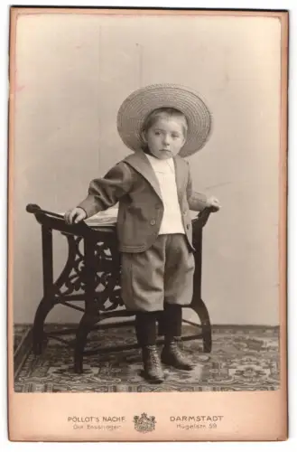 Fotografie Osk. Ensslinger, Darmstadt, Hügelstrasse 59, Porträt eines Jungen mit Strohhut