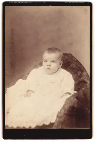 Fotografie W. H. Winn, Dexter, New York, Porträt eines Babys in weissem Kleid