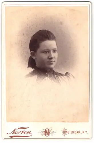 Fotografie G. H. Norton, Amsterdam /N. Y., E. Main St 68 -70, Porträt eines jungen Mädchens
