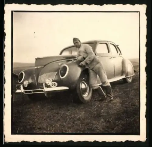 Fotografie Auto Lincoln Zephyr, Soldat lehnt an US-Limousine