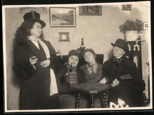 Fotografie Fasching / Karneval, Frauen haben sich als Männerrunde verkleidet