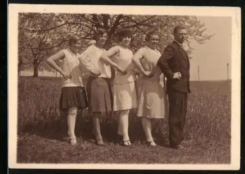 Fotografie Herr & hübsche Damen, Karl, Rosa, Betty, Emilie & Grete in Nürnberg