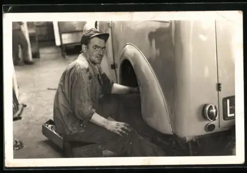 Fotografie Auto-Werkstatt, Mechaniker / Schlosser repariert PKW